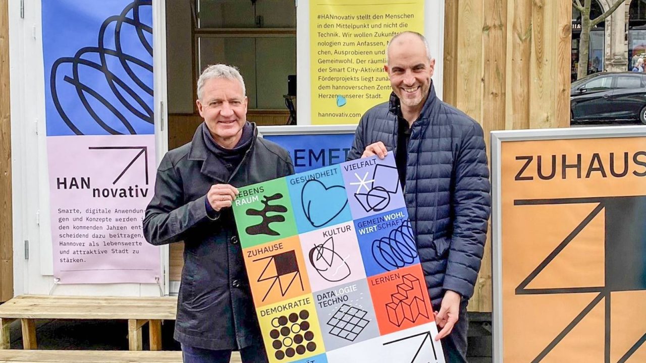 Thomas Vielhaber und Belit Onay bei der Präsentation des „Restart: #HANnovativ“-Corporate-Designs